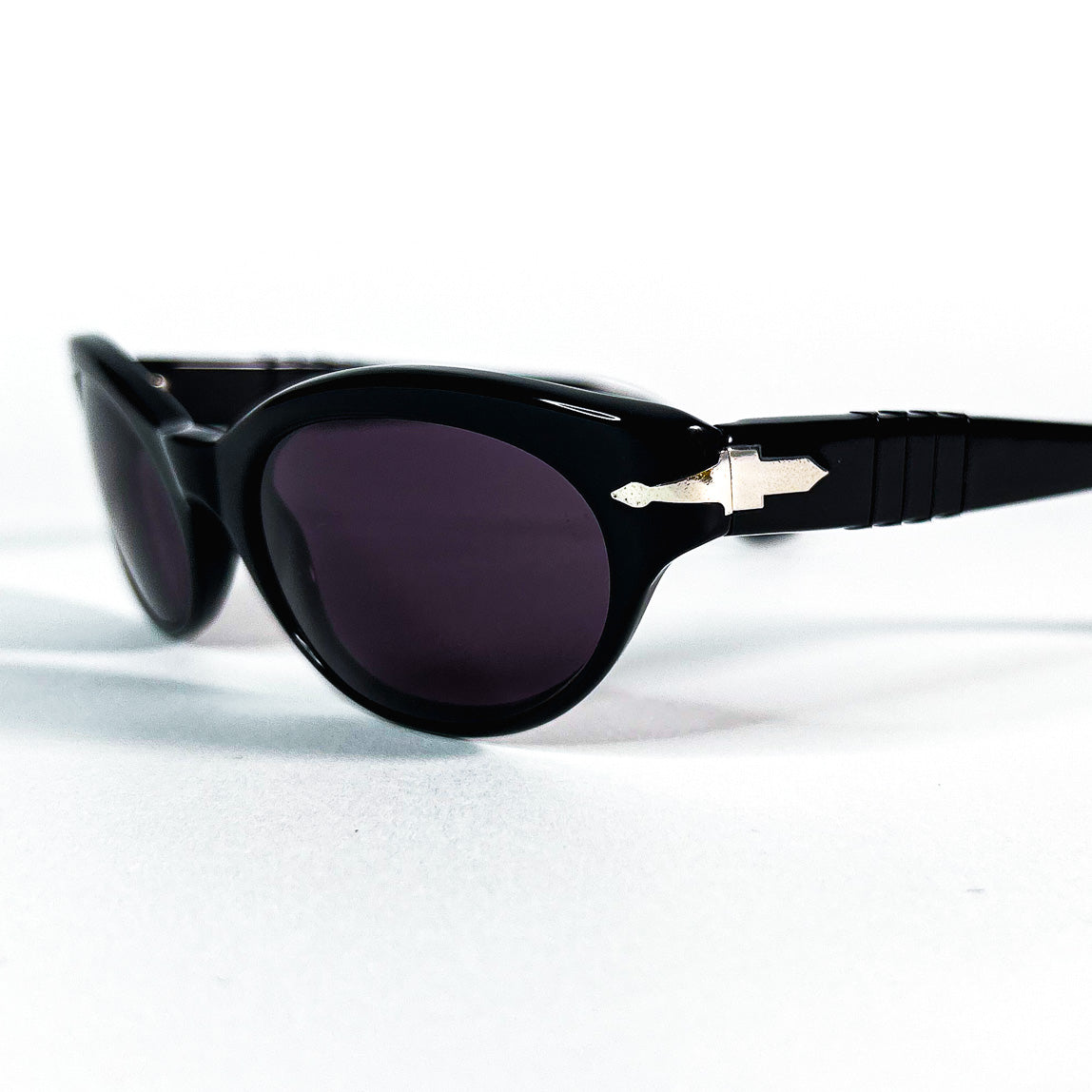 Lunettes Persol noires vue de profil