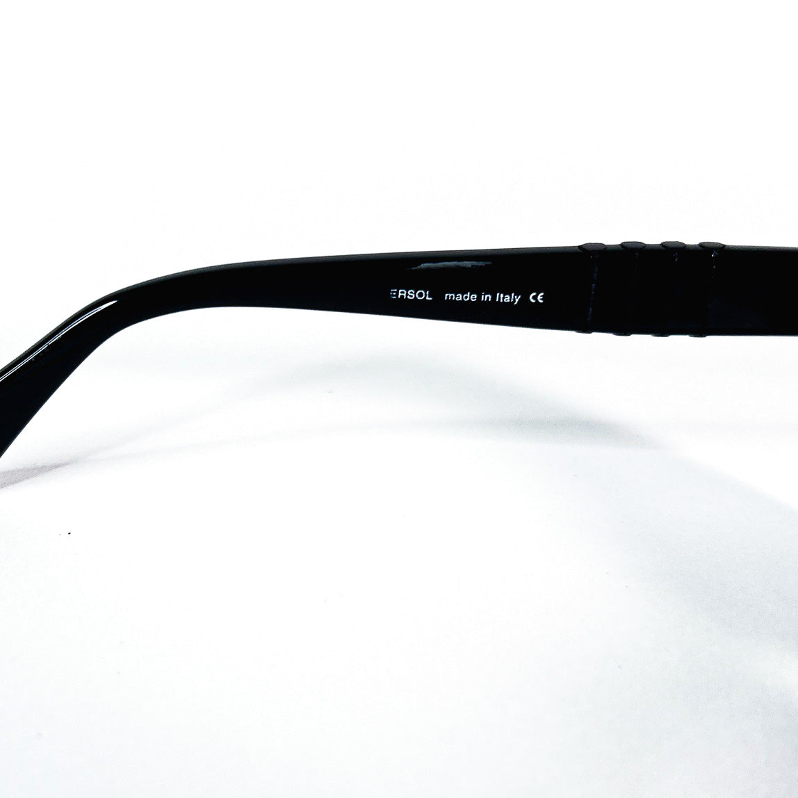 Branche lunettes Persol made in Italy inscription