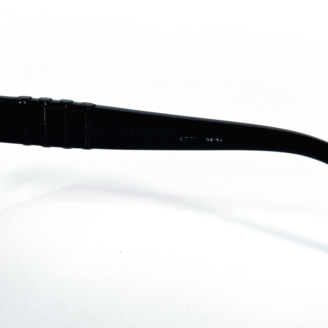 Branche lunettes Persol détail référence gravée
