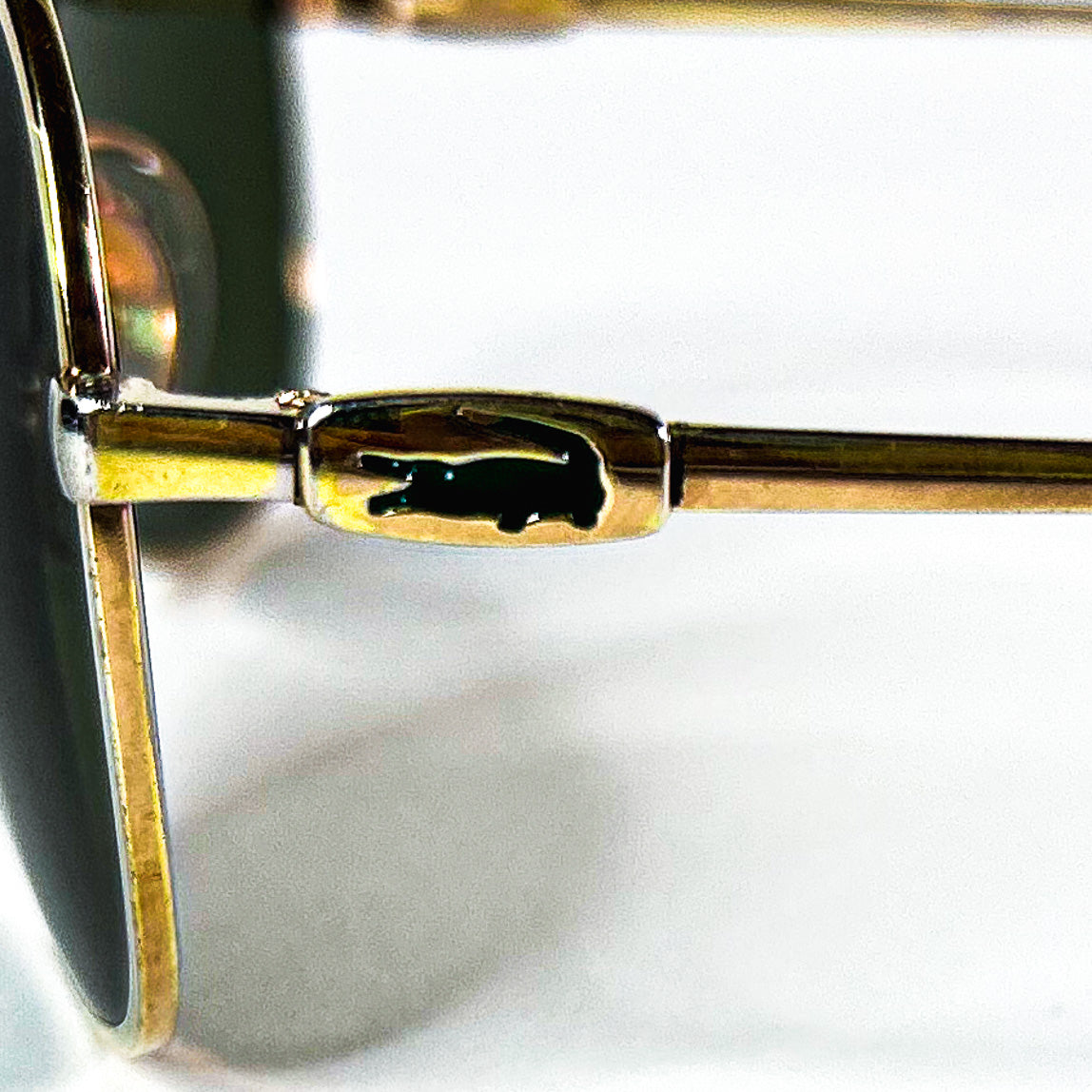 logo crocodile vert émaillé sur branche lunettes Lacoste 101 Gold