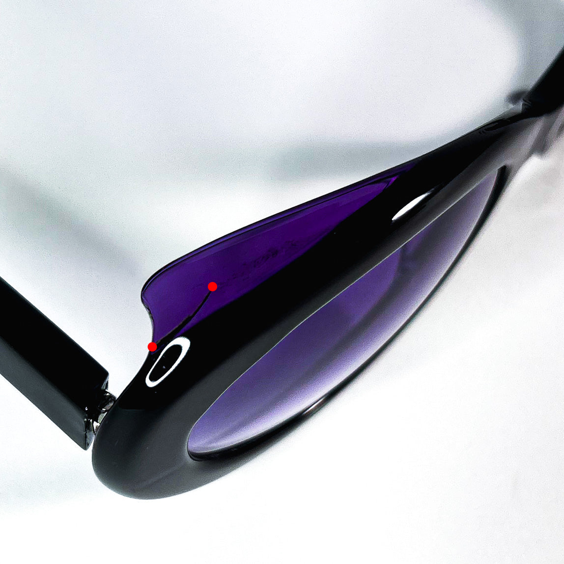 Détail insert sourcil violet sur le dessus de la monture