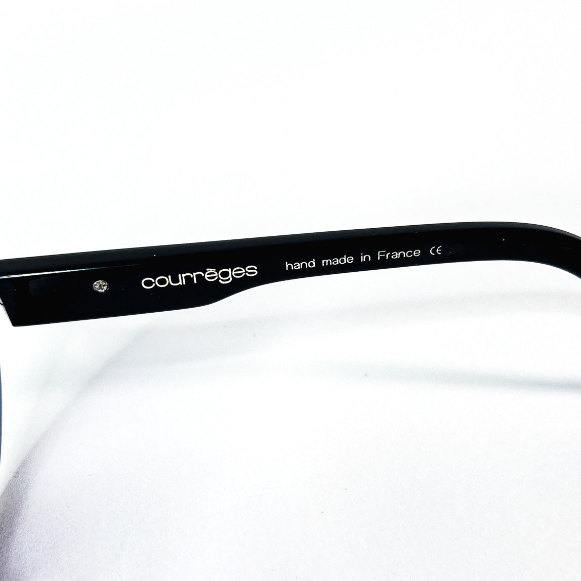 Logo courrèges, mention hand made in France sur la branche