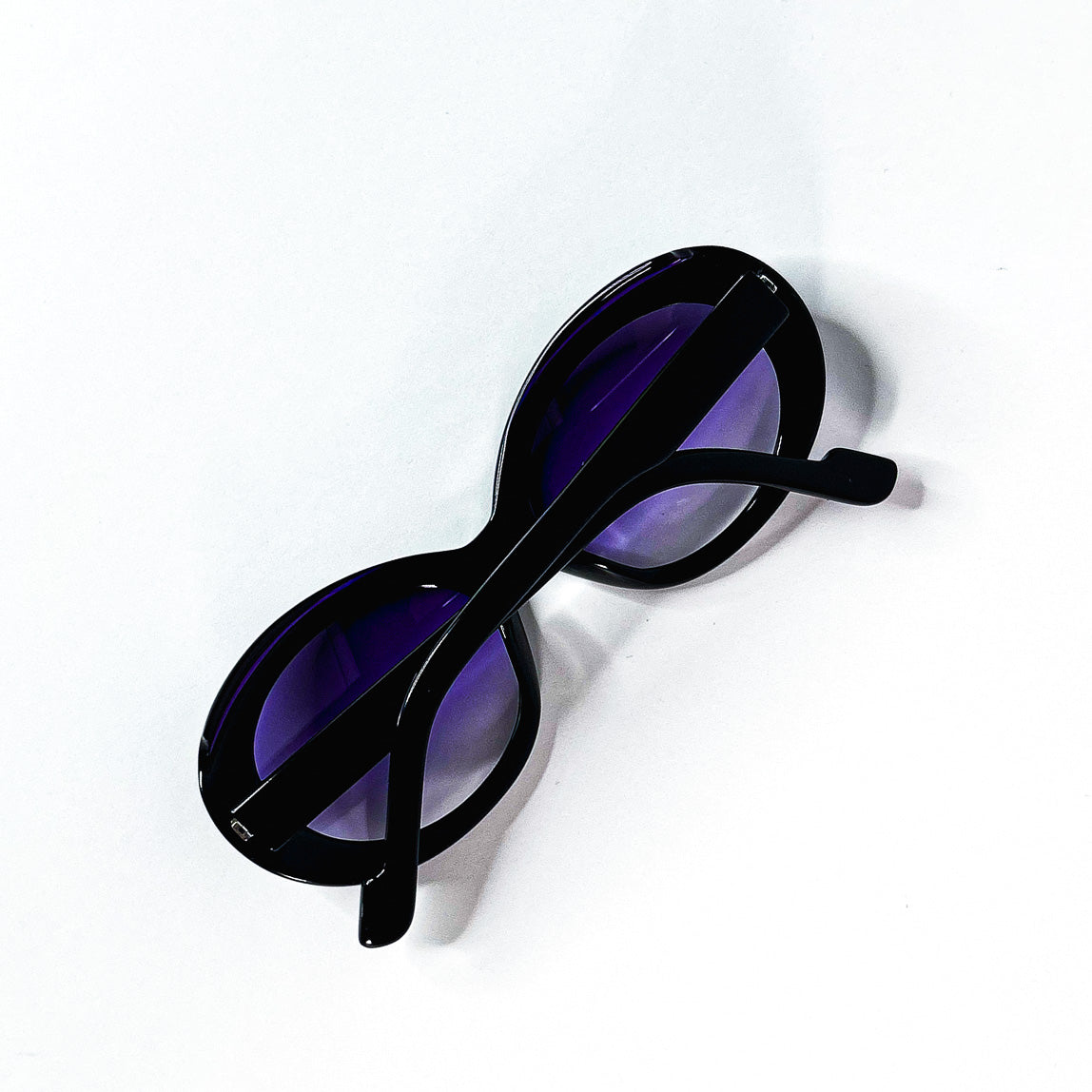 Lunettes Courrèges x Alain Mikli CL1305 noires, vue dessus, verres violet