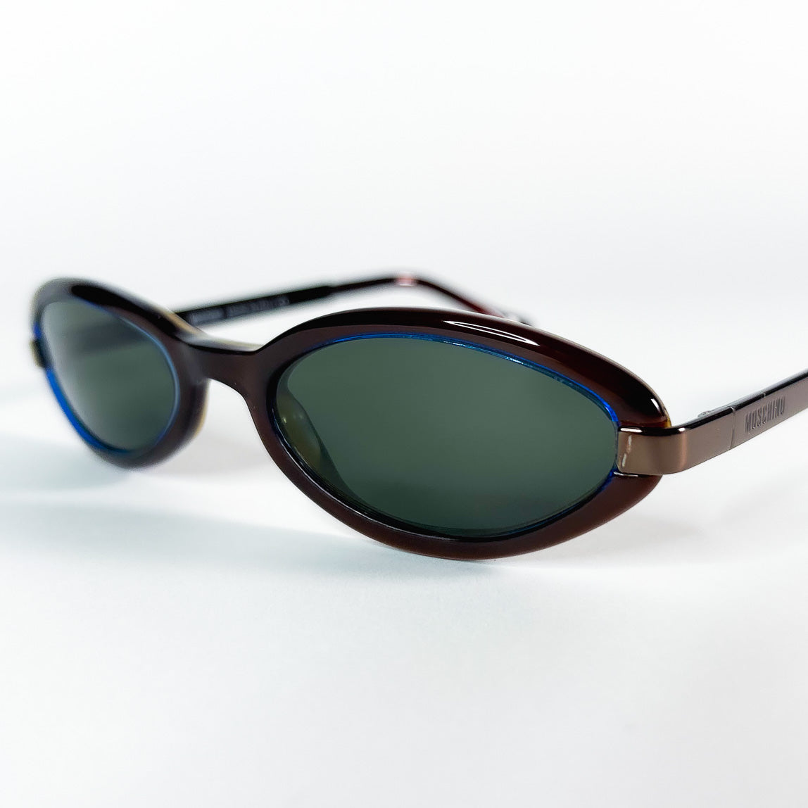 Moschino M3573‑S 3/4 avant, acétate brun et verres verts