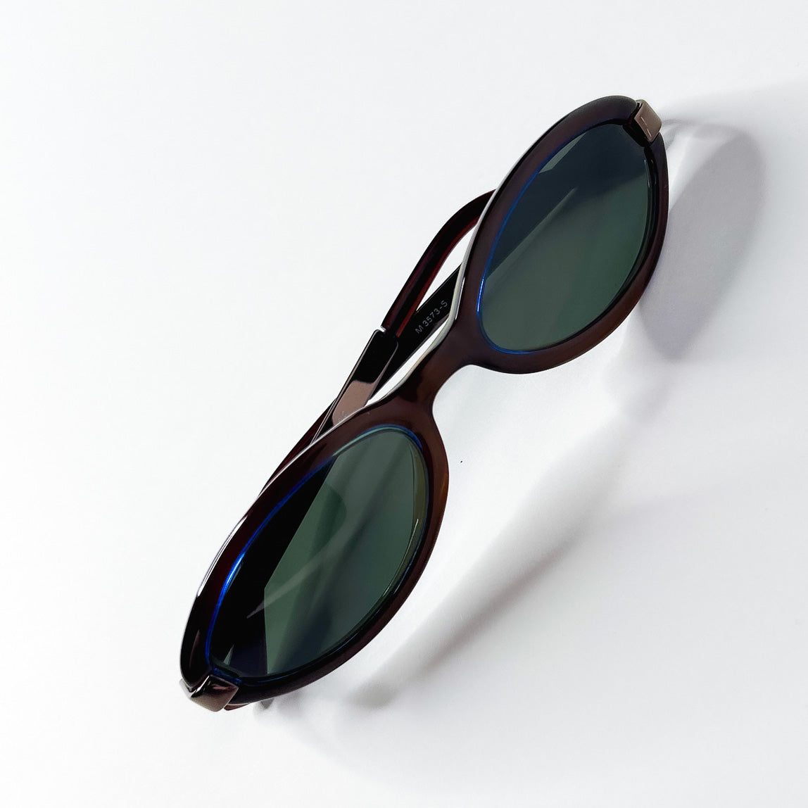 Moschino M3573‑S brun bordeaux, vue dessus ovale, verres verts