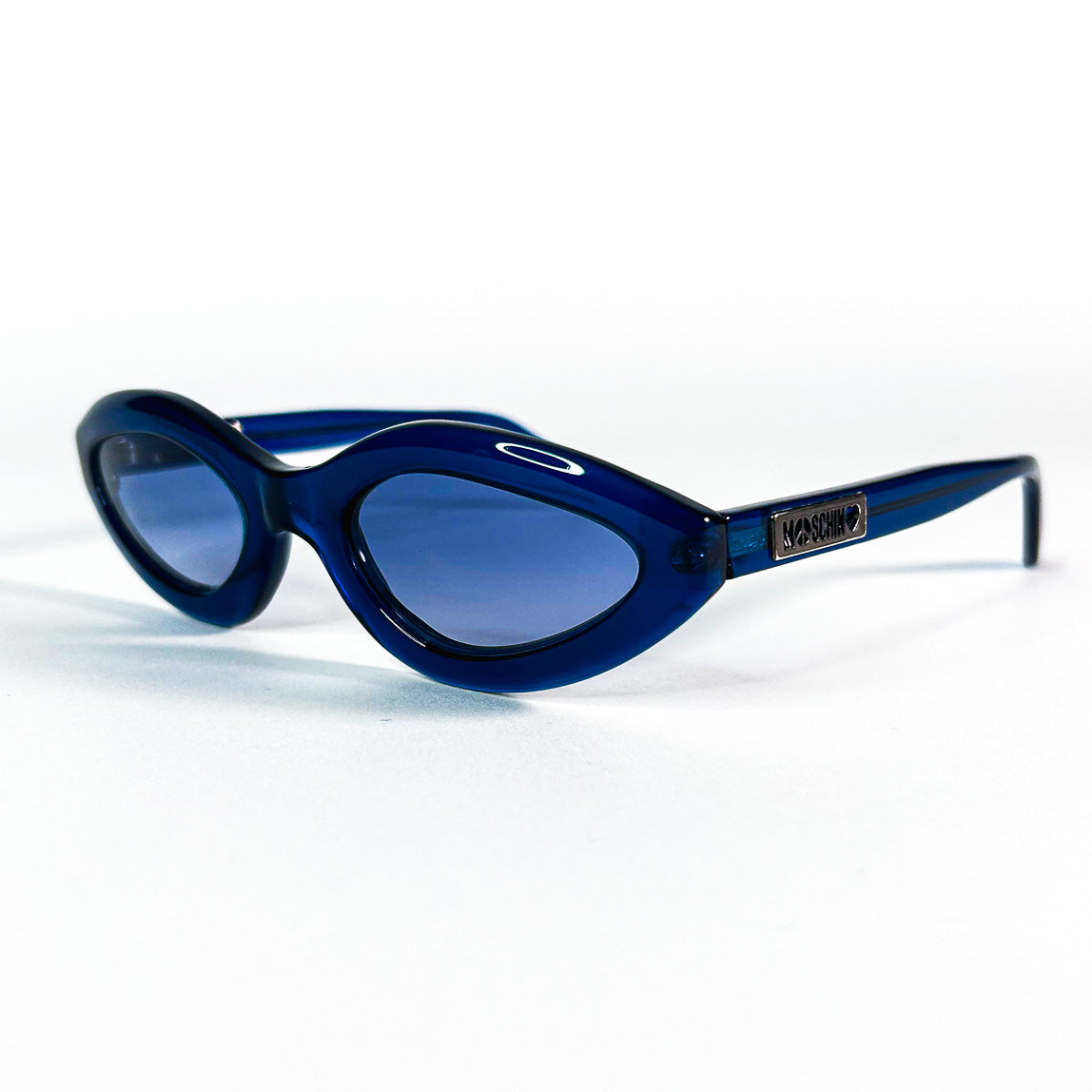 Vue trois quarts lunettes Moschino vintage œil-de-chat bleues