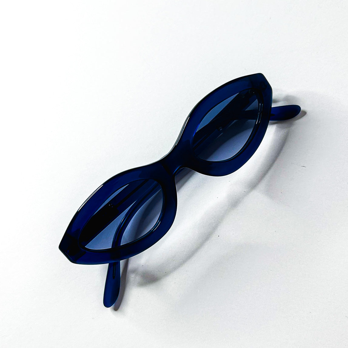 Lunettes Moschino vintage œil-de-chat bleu en acétate et verres bleus