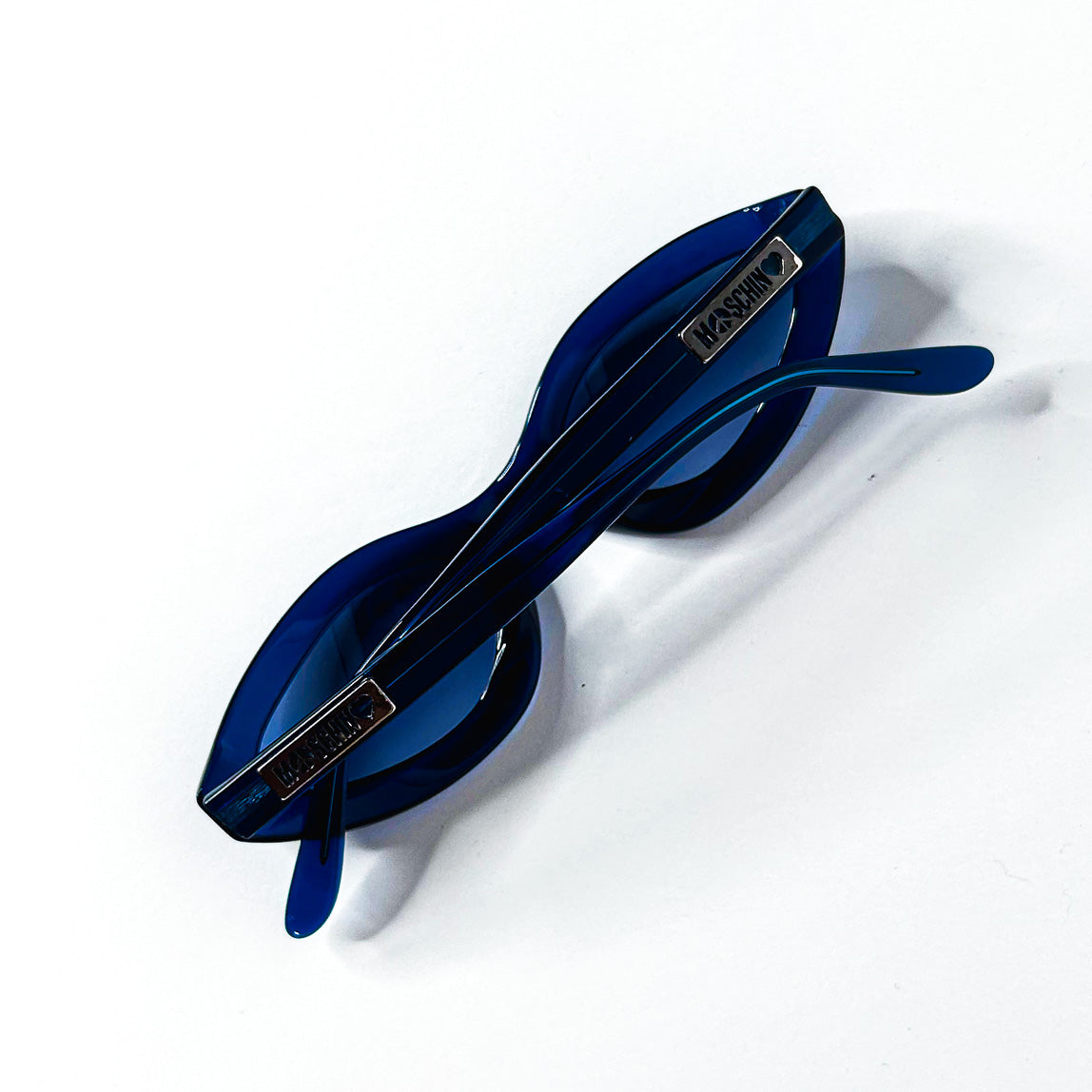 Vue de haut sur lunettes Moschino vintage forme œil-de-chat bleue