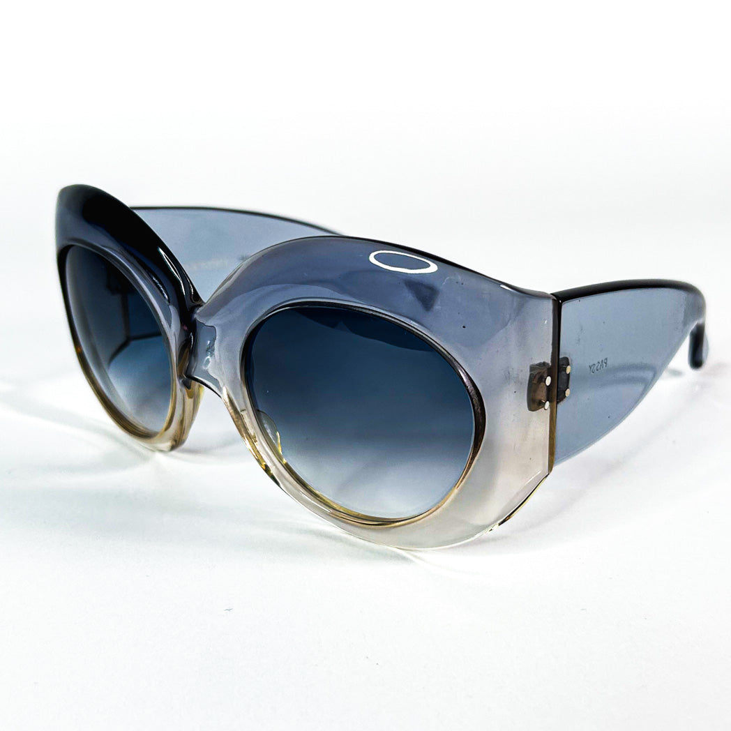 Face 3/4 lunettes Givenchy oversize gris translucide