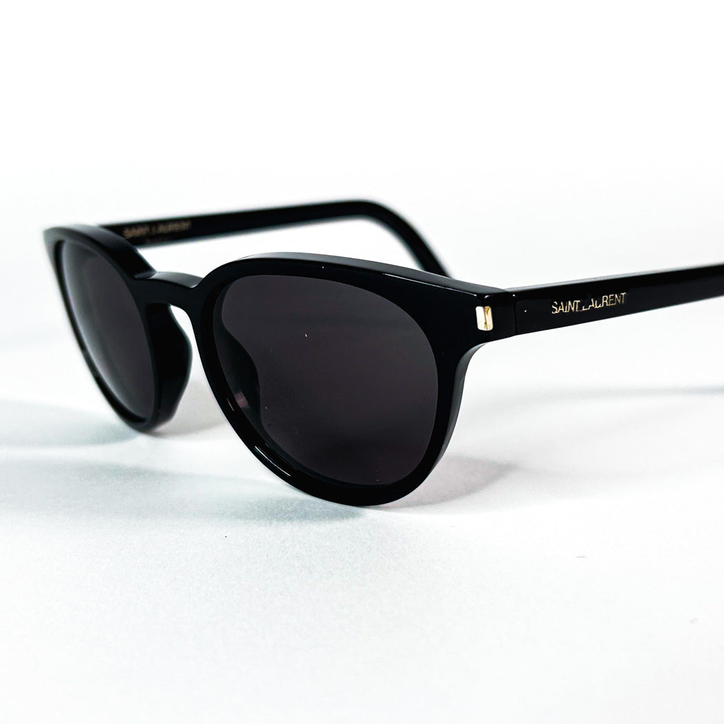 Saint Laurent Classic 10 noir, logo sur branche, vue 3/4
