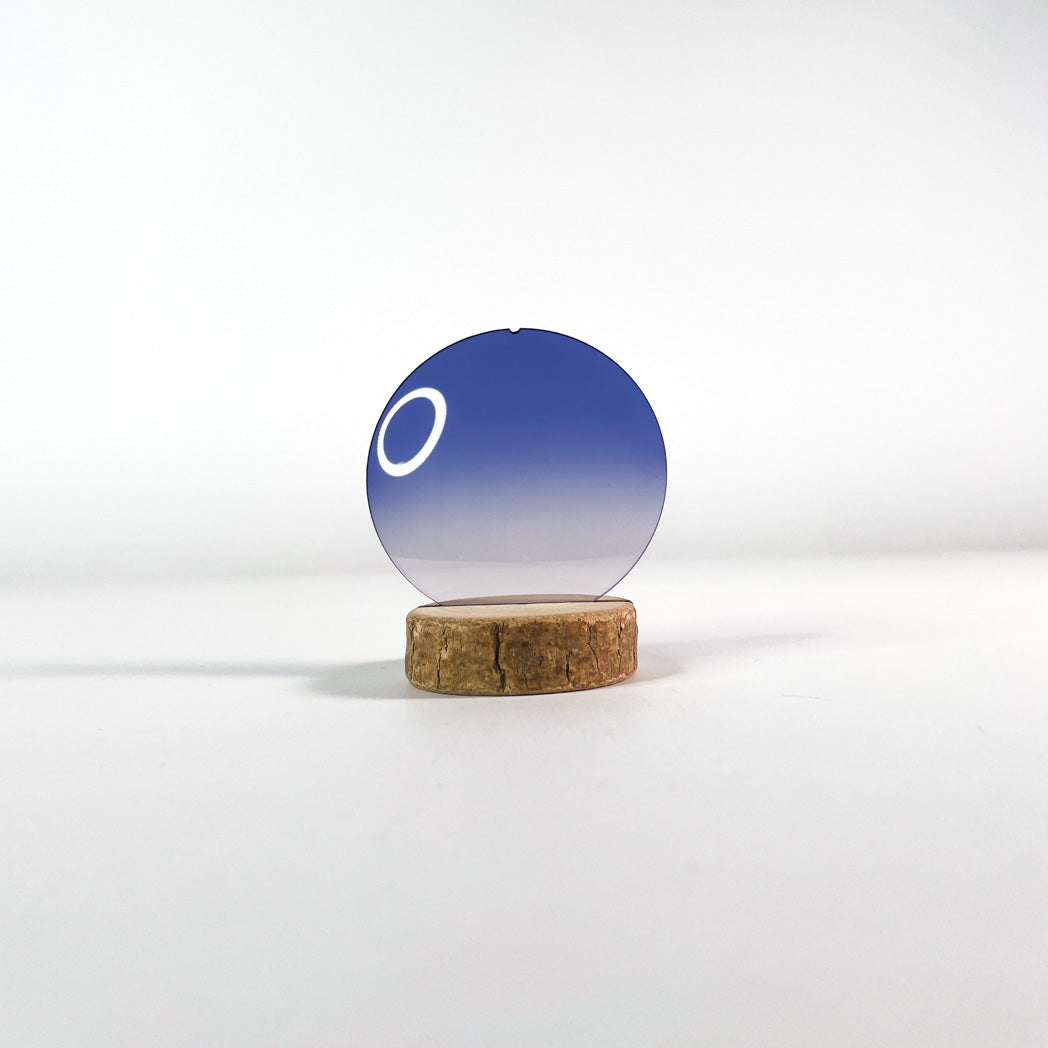 Verre de lunettes de soleil bleu dégradé sur fond blanc