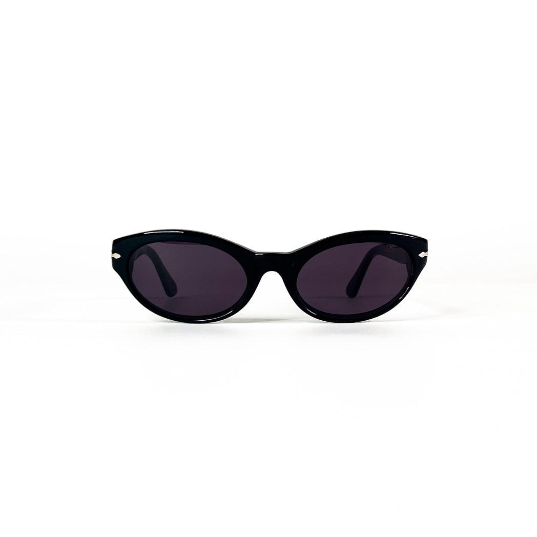Vue frontale d’une paire de lunettes de soleil Persol noires forme ovale