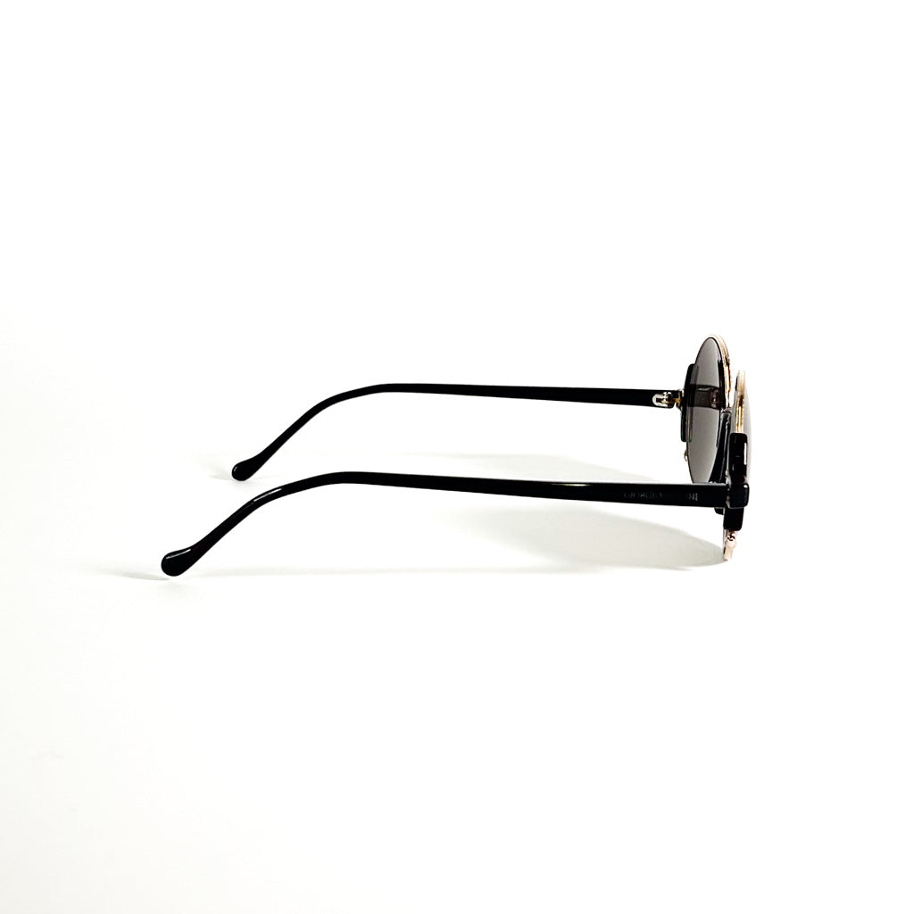 Lunettes de soleil Giorgio Armani rondes monture noire et détails dorés vue latérale