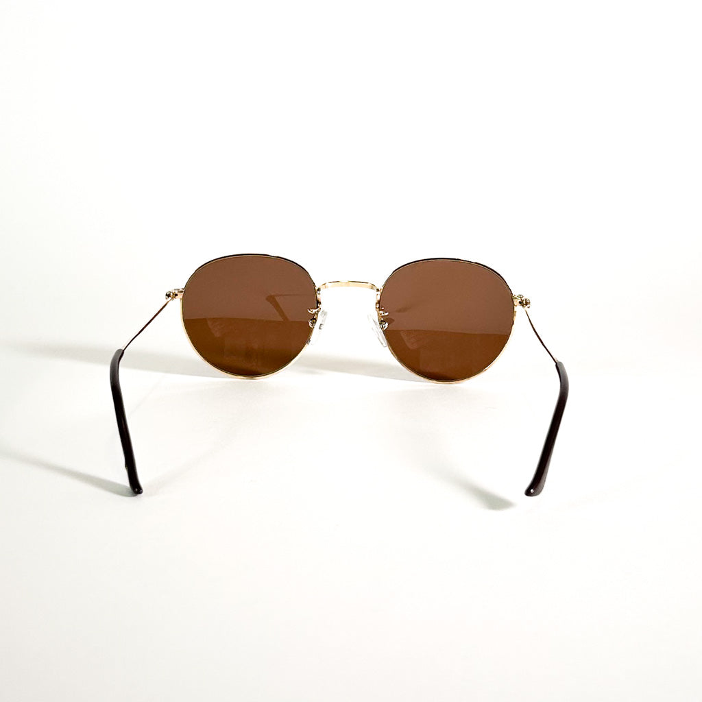 Détail de la branche fine en métal doré des lunettes vintage Morel avec plaquage or