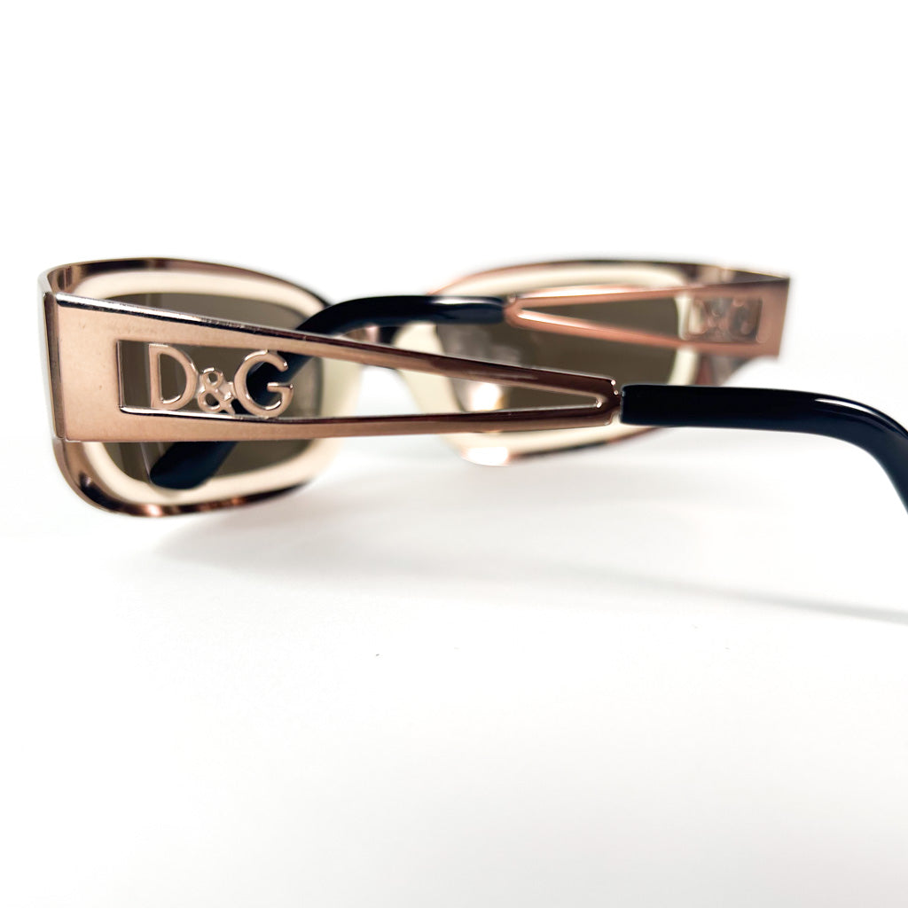 Détail des branches en métal avec logo D&G ajouré, lunettes vintage Dolce & Gabbana