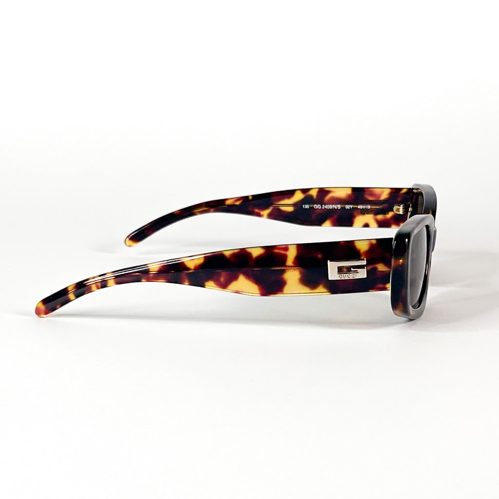 Détail logo Gucci argenté sur branche lunettes vintage GG 2409
