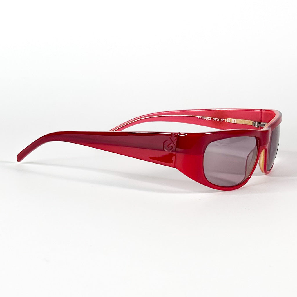 Vue de profil droit des lunettes de soleil Gianfranco Ferré rouges avec logo GF sur la branche.
