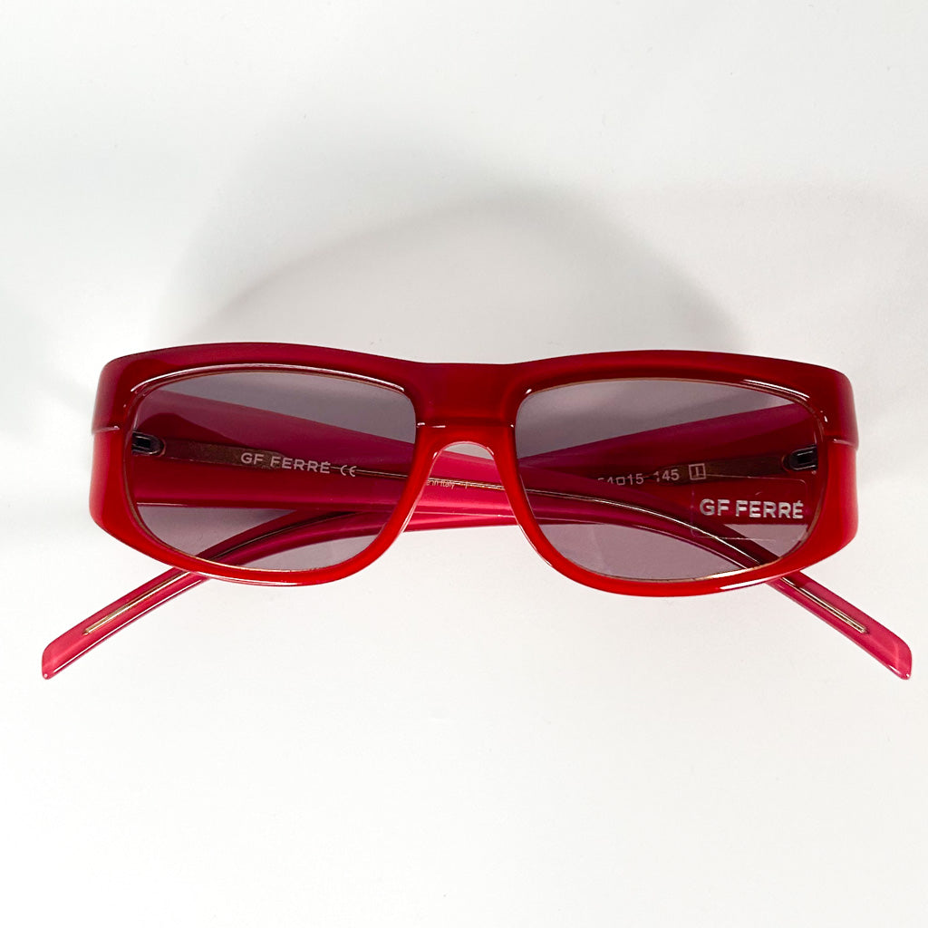 Vue de face des lunettes Gianfranco Ferré rouges avec une légère transparence du verre