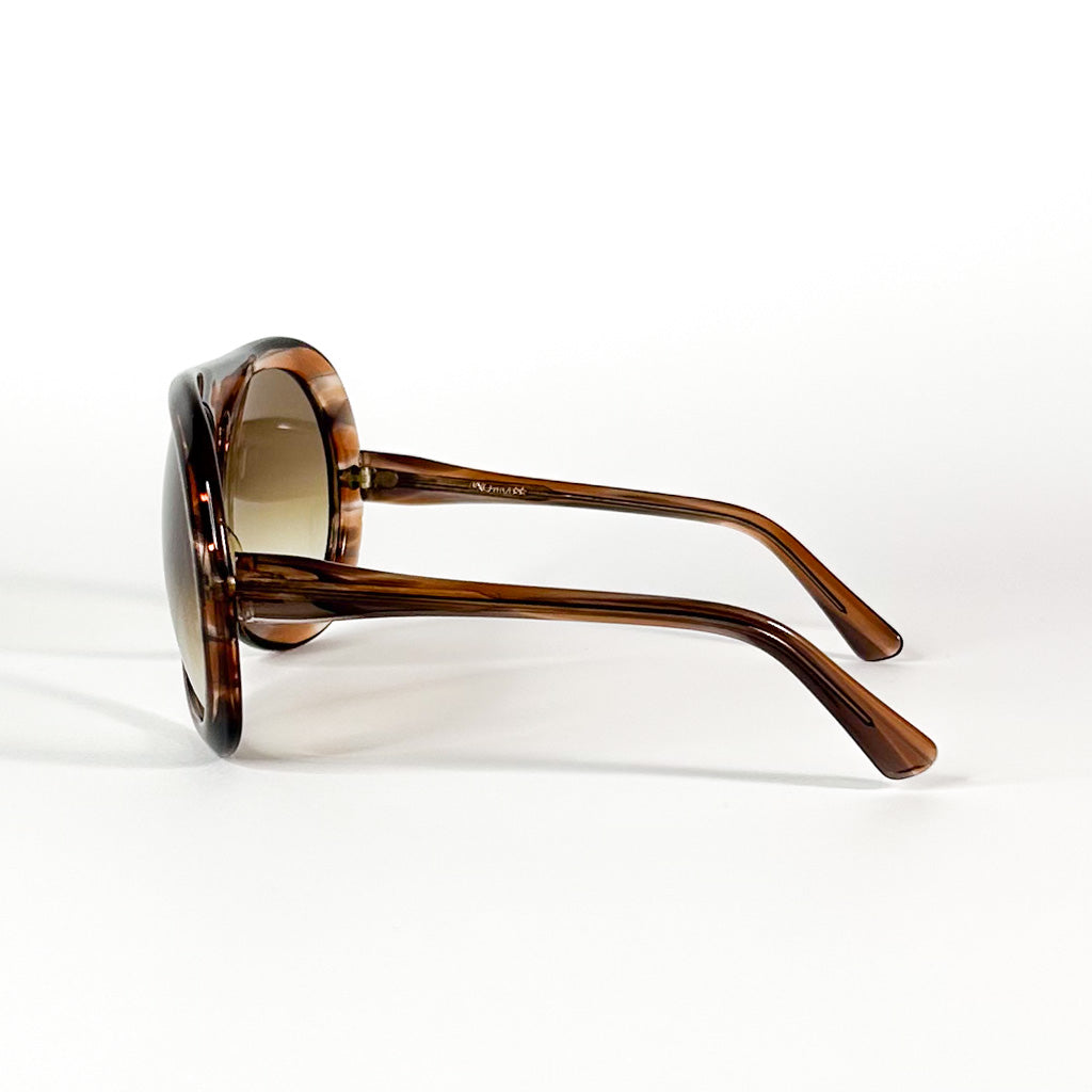 Détail de la monture acétate écaille et du logo Luxottica gravé
