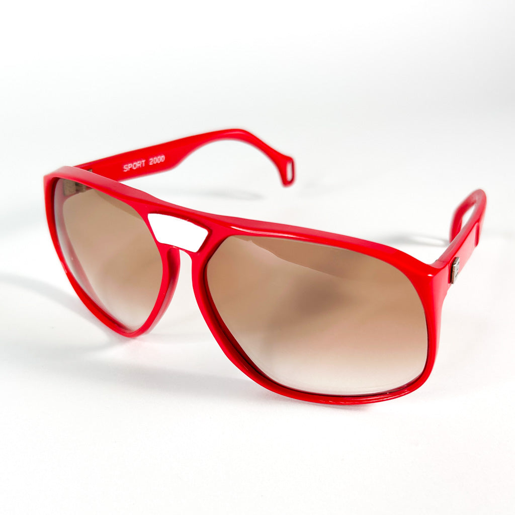 Vue trois-quarts des lunettes Guy Laroche rouges – pont ajouré
