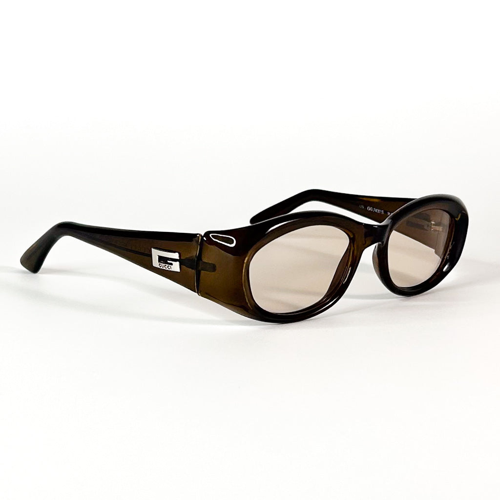 Vue de face des lunettes de soleil vintage Gucci modèle GQ 2432 en acétate marron