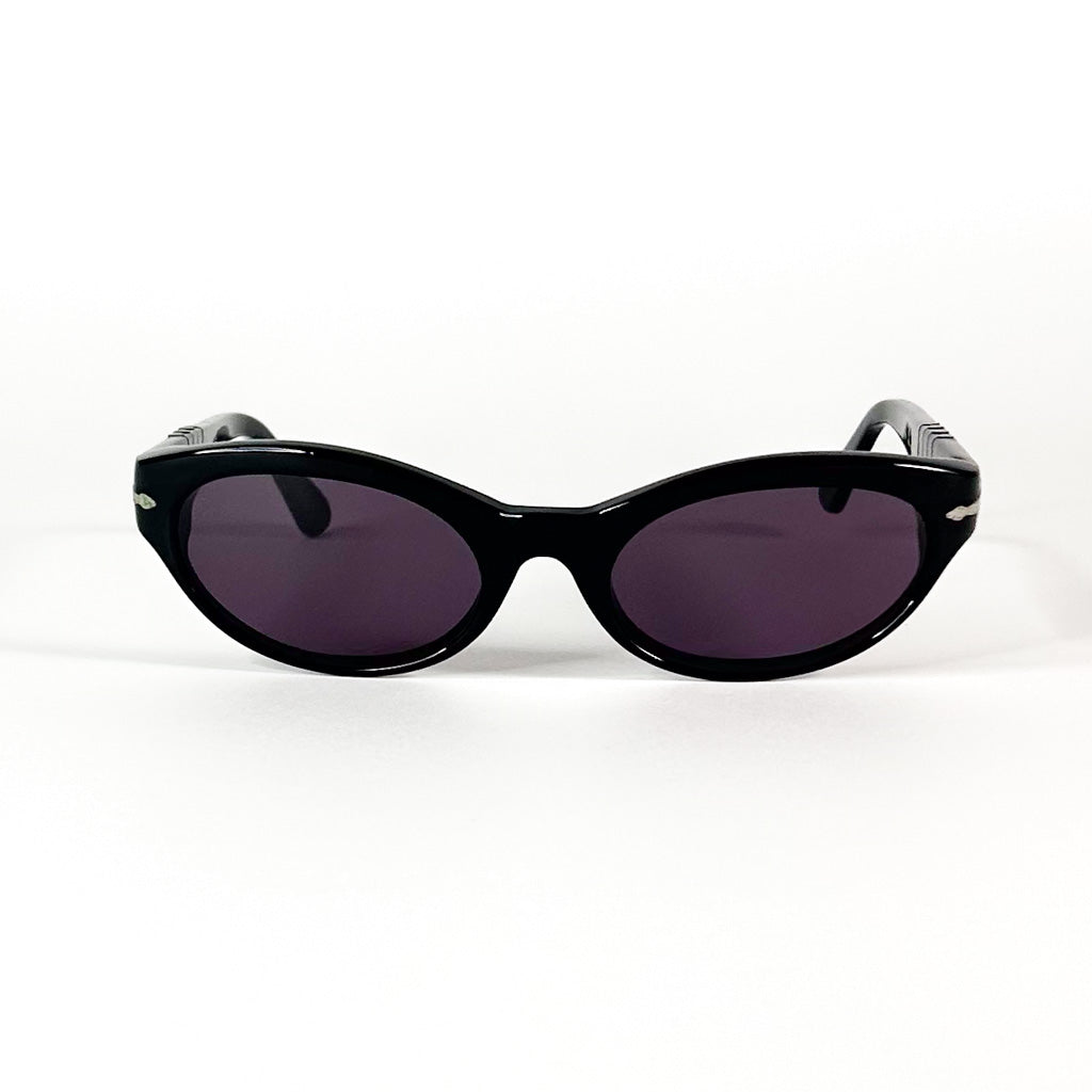 Vue frontale d’une paire de lunettes de soleil Persol noires à verres ovales