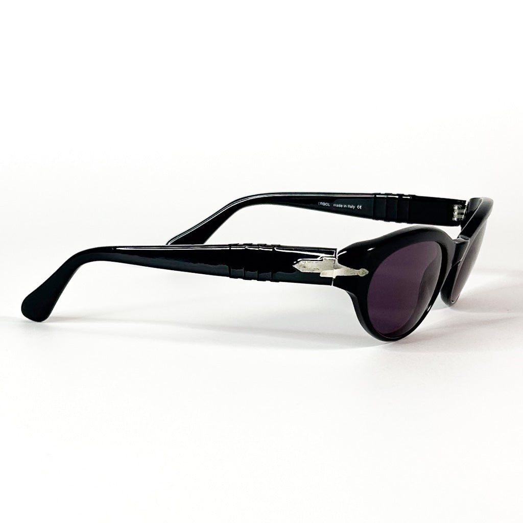 Lunettes Persol noires posées vues de côté montrant la silhouette allongée des branches