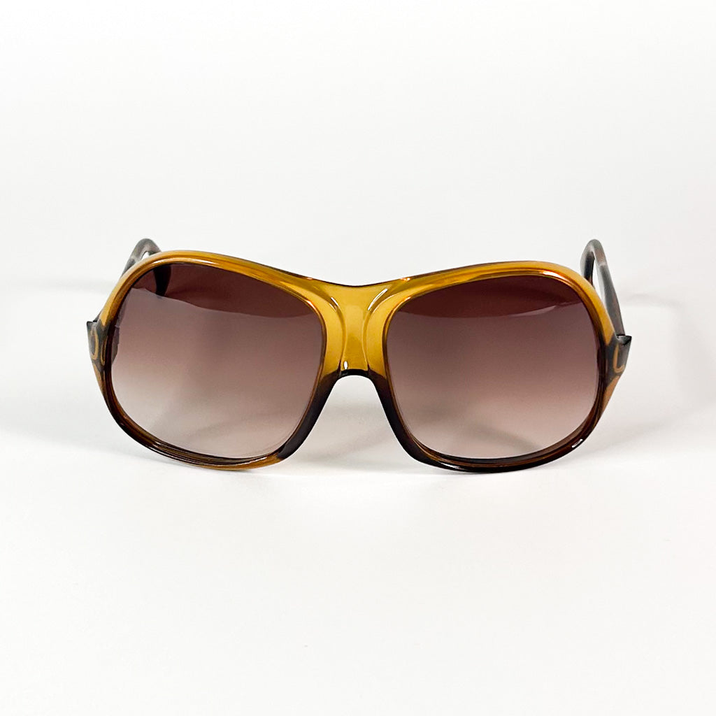 Portrait avec lunettes vintage Saphira portées – style rétro glamour