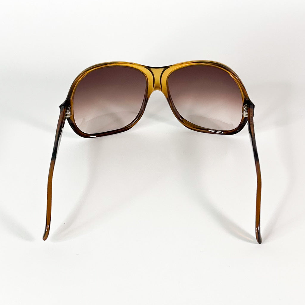 Profil complet des lunettes Saphira – monture ambrée et verres dégradés