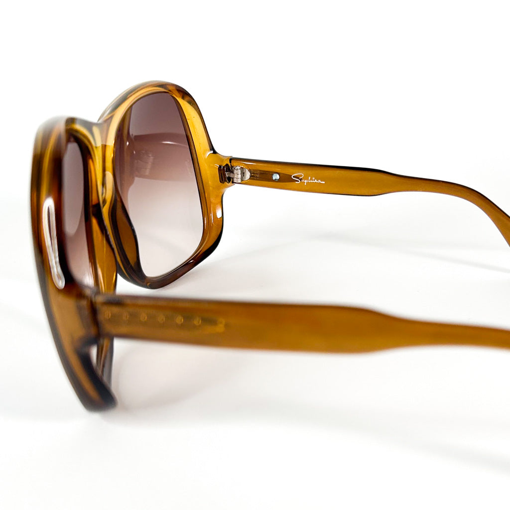 Vue de 3/4 des lunettes Saphira – signature cursive et strass sur la branche