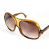 Vue rapprochée des lunettes vintage Saphira – détail de la monture oversize ambrée avec strass bleu sur la branche