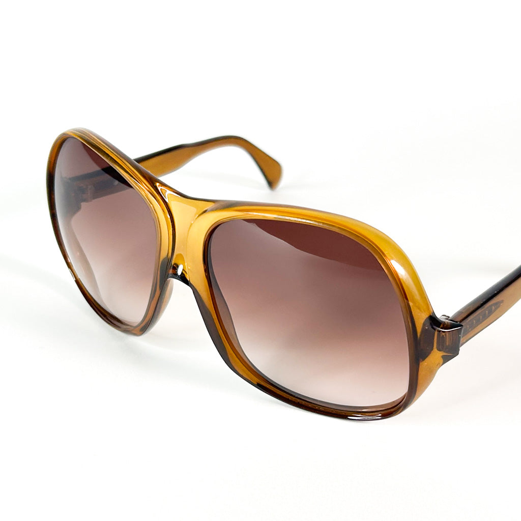 Vue rapprochée des lunettes vintage Saphira – détail de la monture oversize ambrée avec strass bleu sur la branche