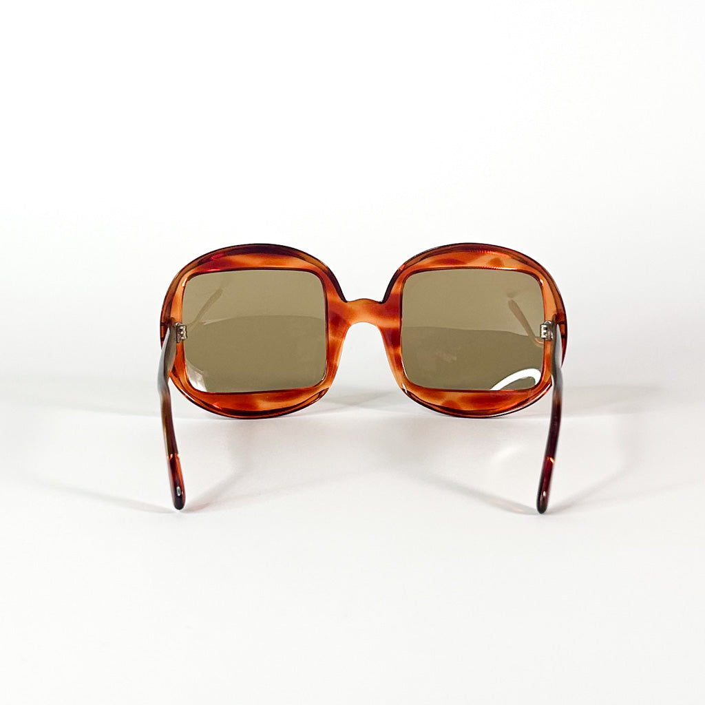 Zoom sur la charnière des lunettes vintage TV screen – finition artisanale sur acétate écaille brun et ambre