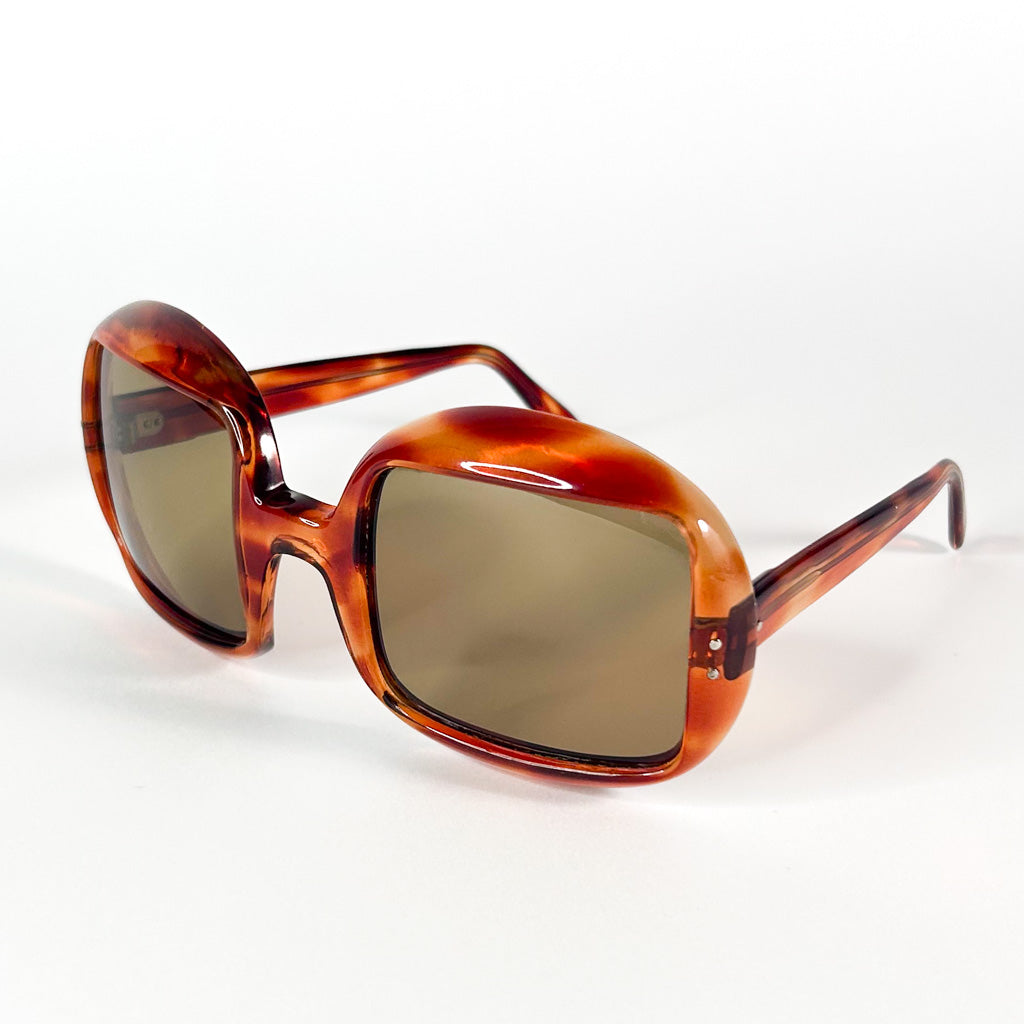 Vue 3/4 avant des lunettes vintage TV screen – monture carrée oversize en acétate brun et ambre