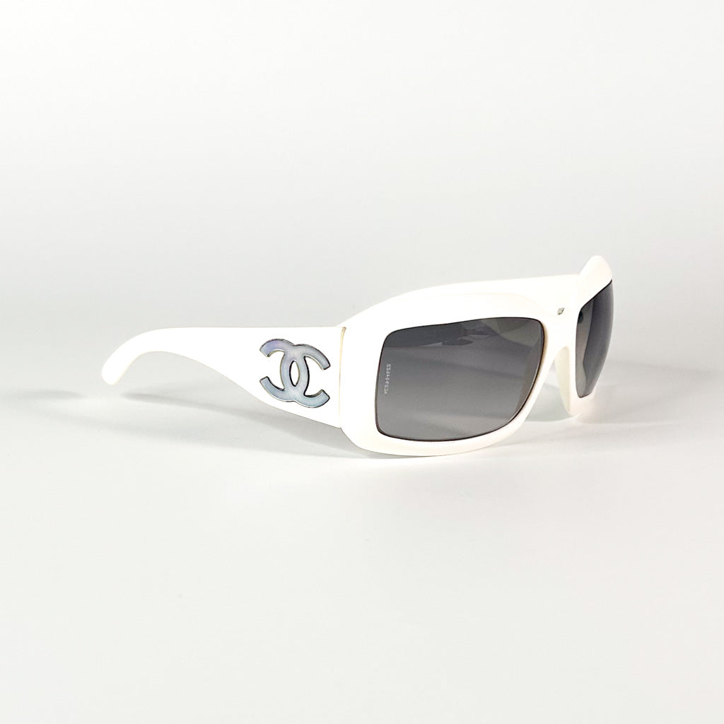 Vue trois-quarts des lunettes Chanel 5141 C716/11, logo Chanel argenté visible