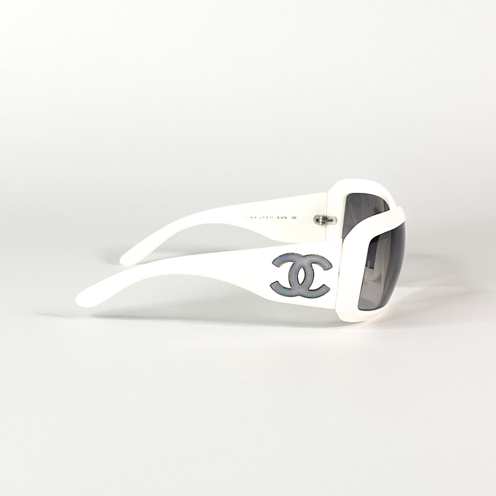 Vue latérale des lunettes Chanel 5141 C716/11, double C incrusté sur la branche