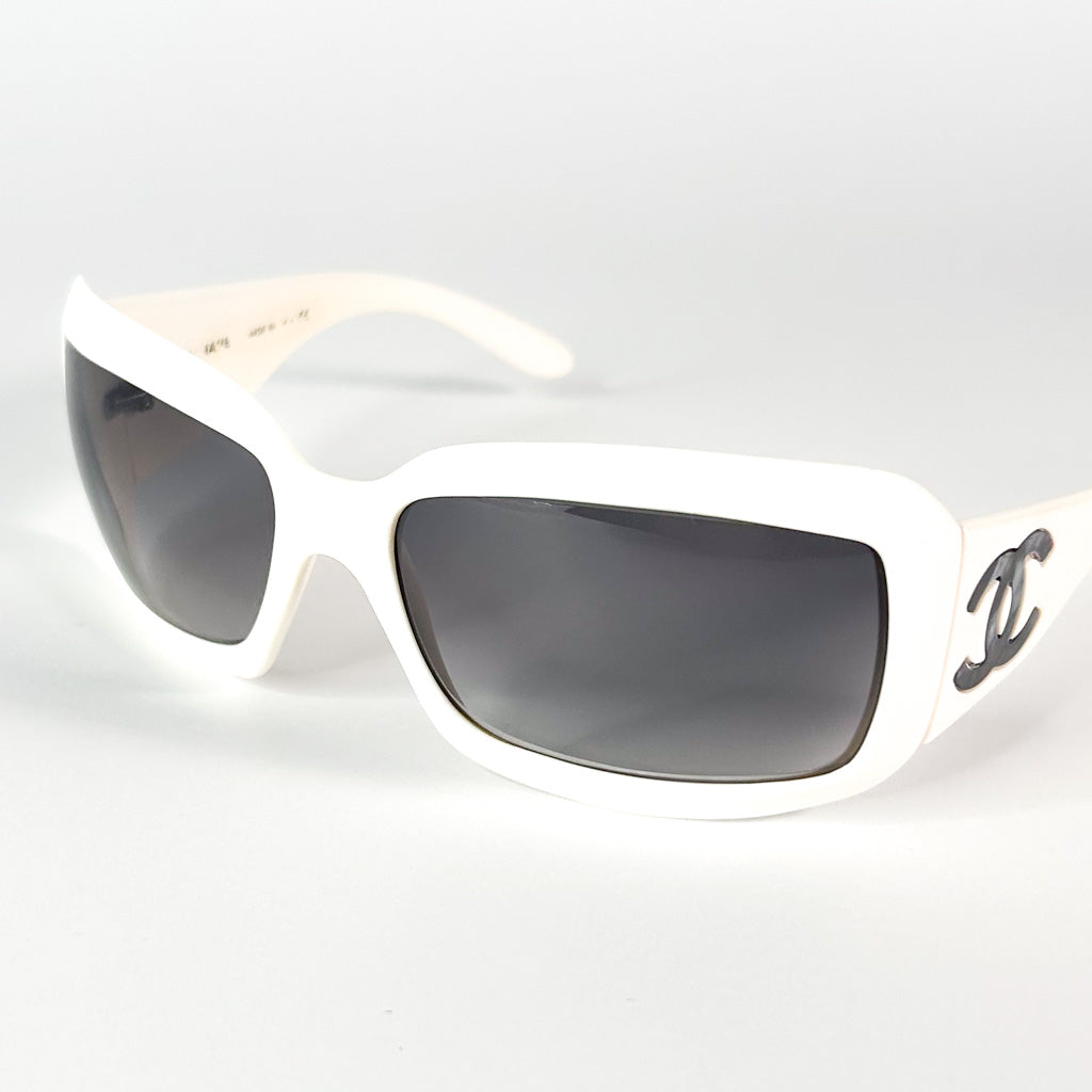 Vue oblique des lunettes Chanel 5141 C716/11, logo et volume de la monture mis en valeur