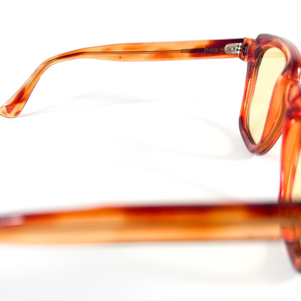 Zoom artistique branche lunette vintage en acétate ambre
