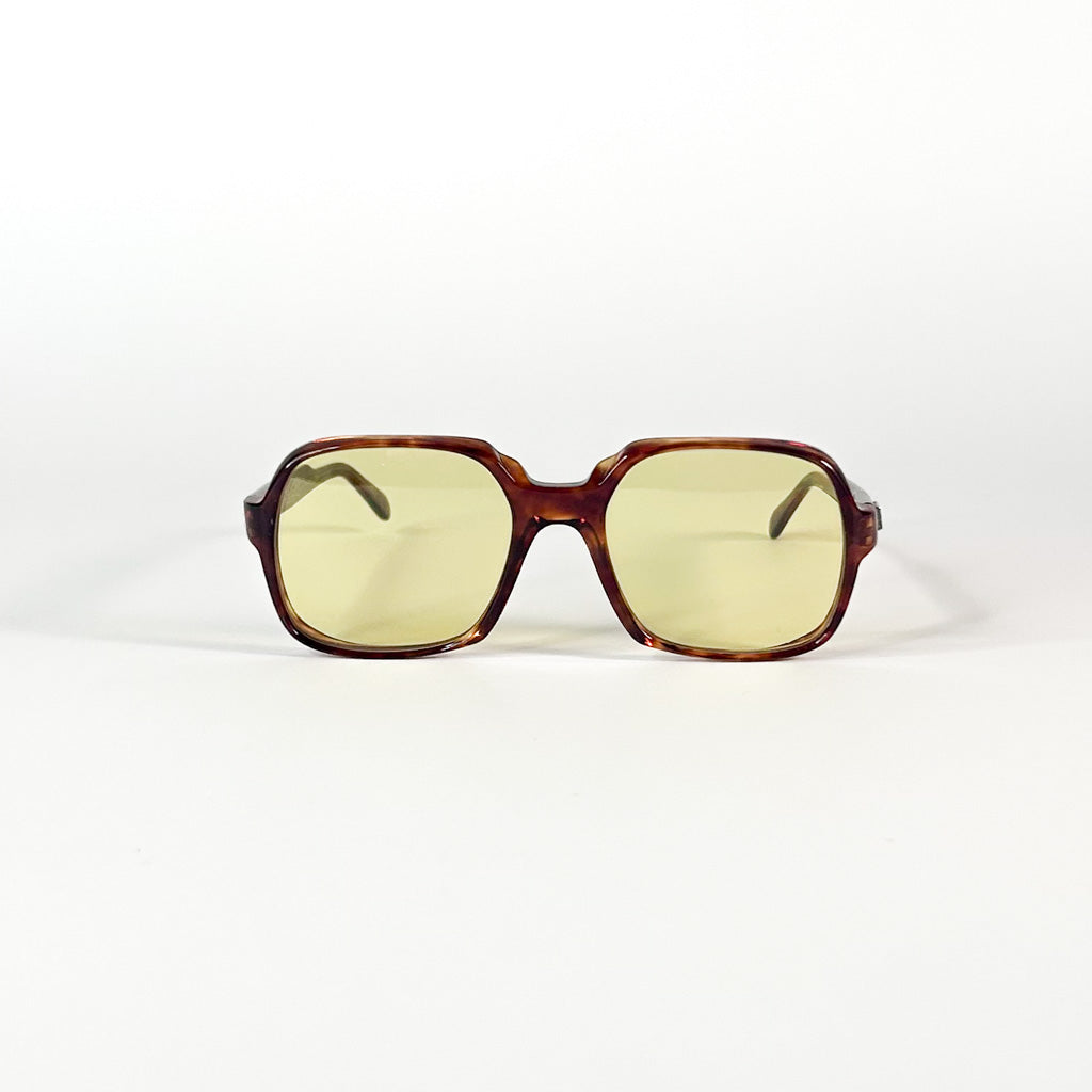 Vue de face des lunettes Jean Lempereur, verres jaunes