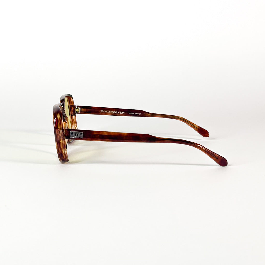 Vue latérale gauche des lunettes Jean Lempereur avec détails du motif grec incrusté dans la branche