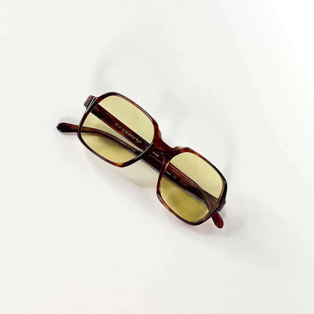 Lunettes de soleil vintage Jean Lempereur 114, modèle écaille aux verres jaunes, posées face vers le bas