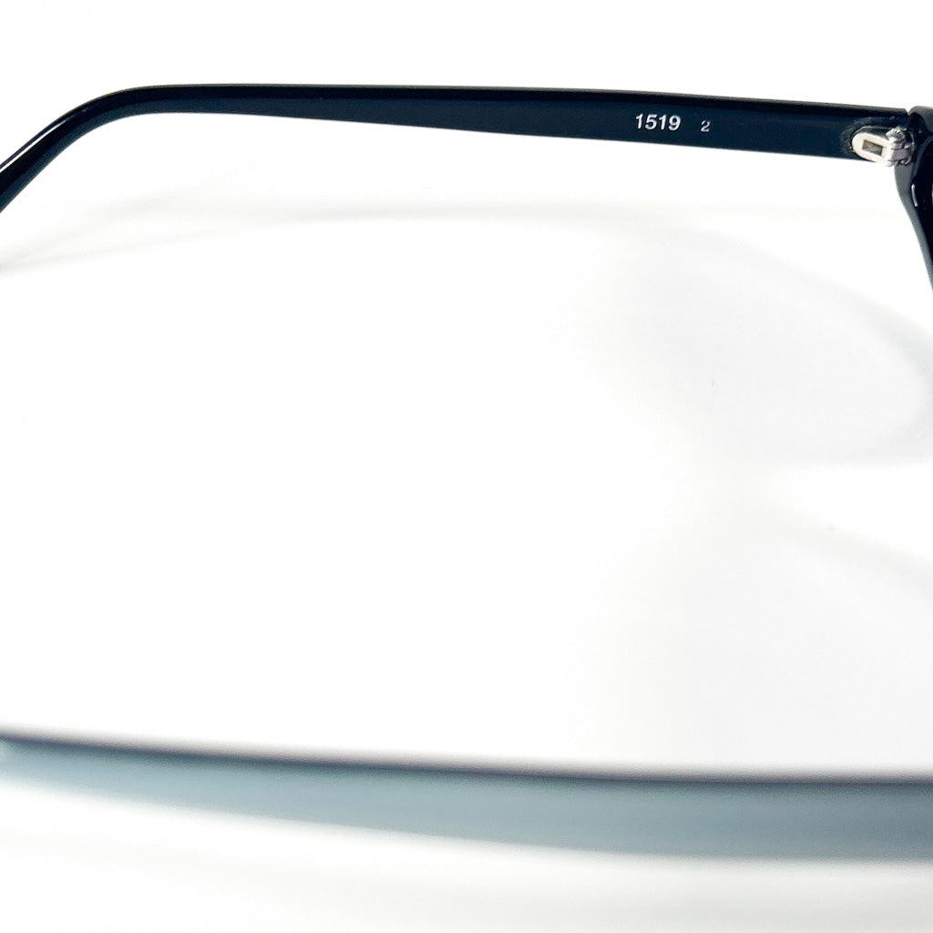 Zoom sur la branche intérieure indiquant le modèle 1519 des lunettes Paragraphe