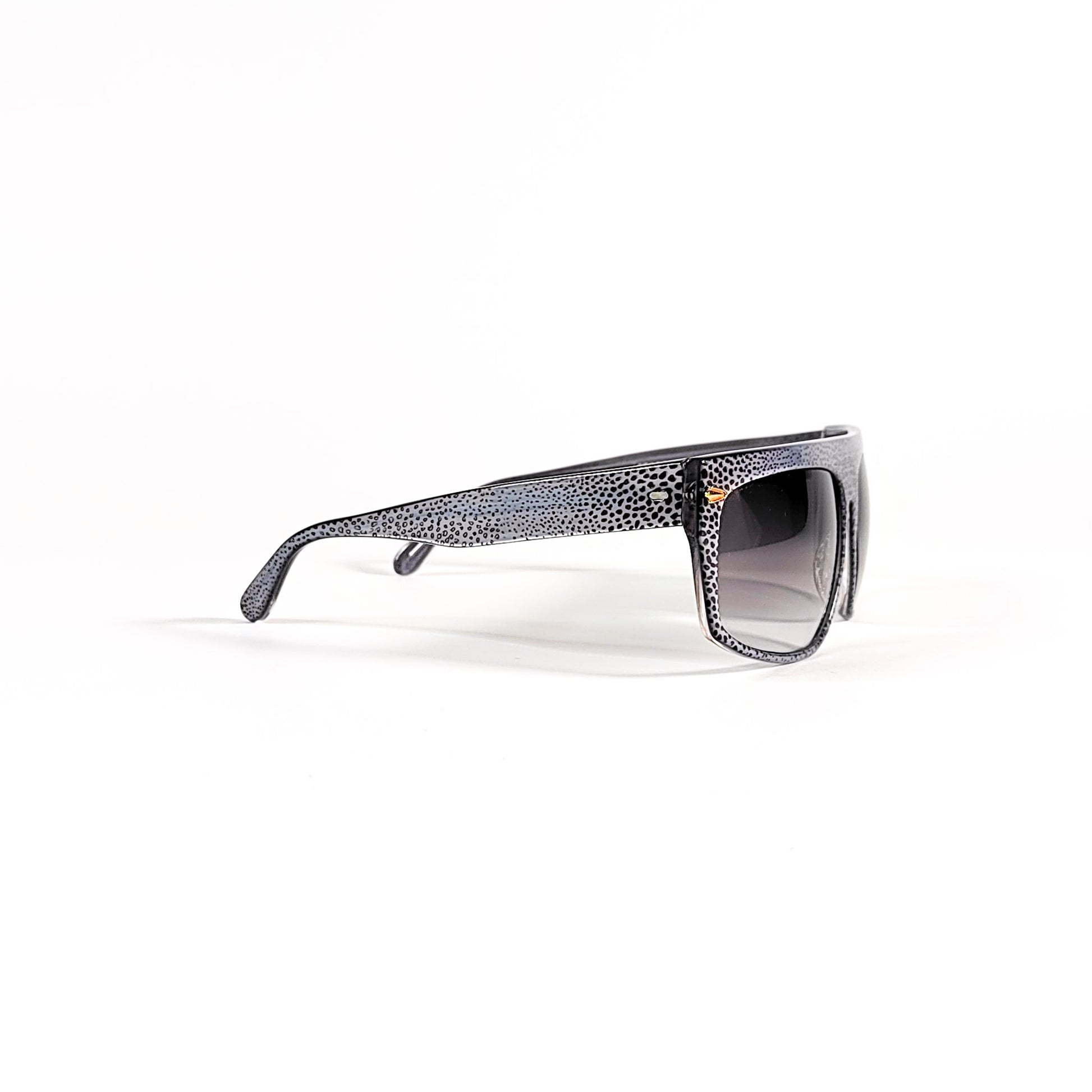 Lunettes Babil flat-top 80s en profil gauche, branche mouchetée gris noir, embout fin.