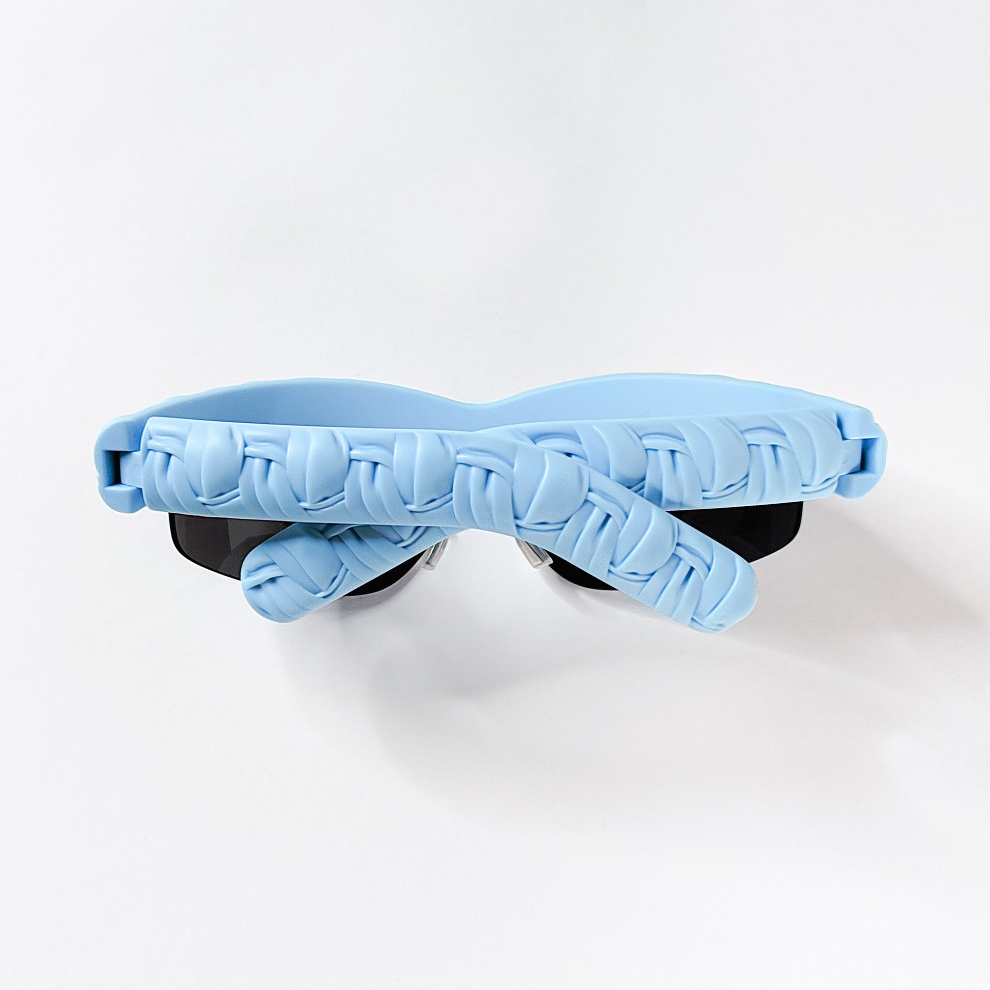 Bottega Veneta BV1209S vue arrière, intérieur lisse bleu ciel et verre miroir bleu posé sous le front.