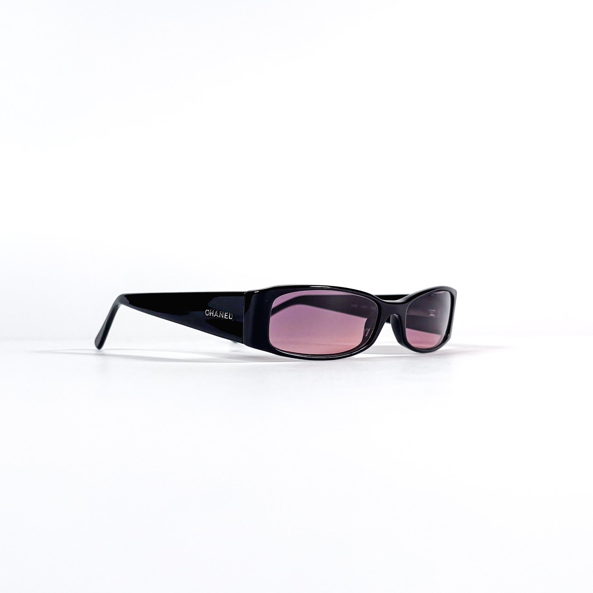  Profil 3/4 lunettes Chanel 3102 acétate noir, lettrage CHANEL argenté visible sur face avant de la branche