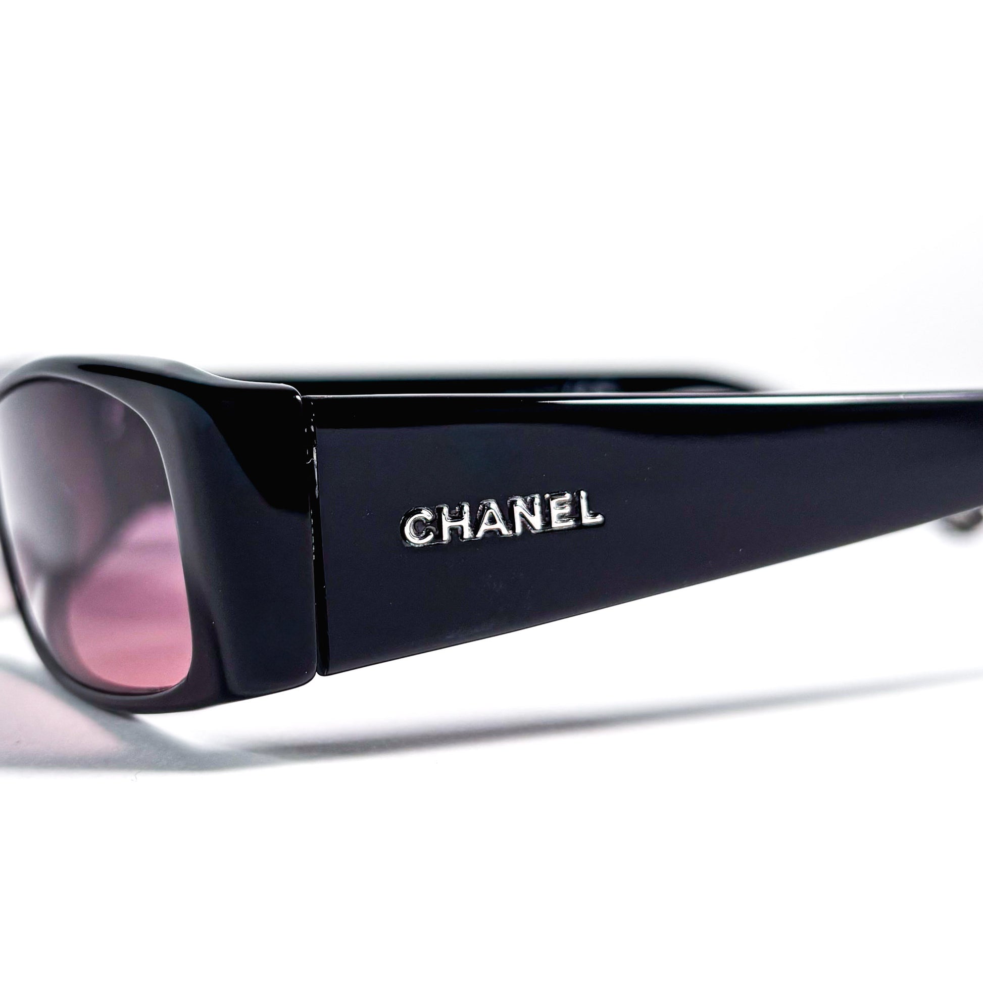 Détail lettrage CHANEL métal argenté sur face avant de la branche, signature couture Chanel 3102