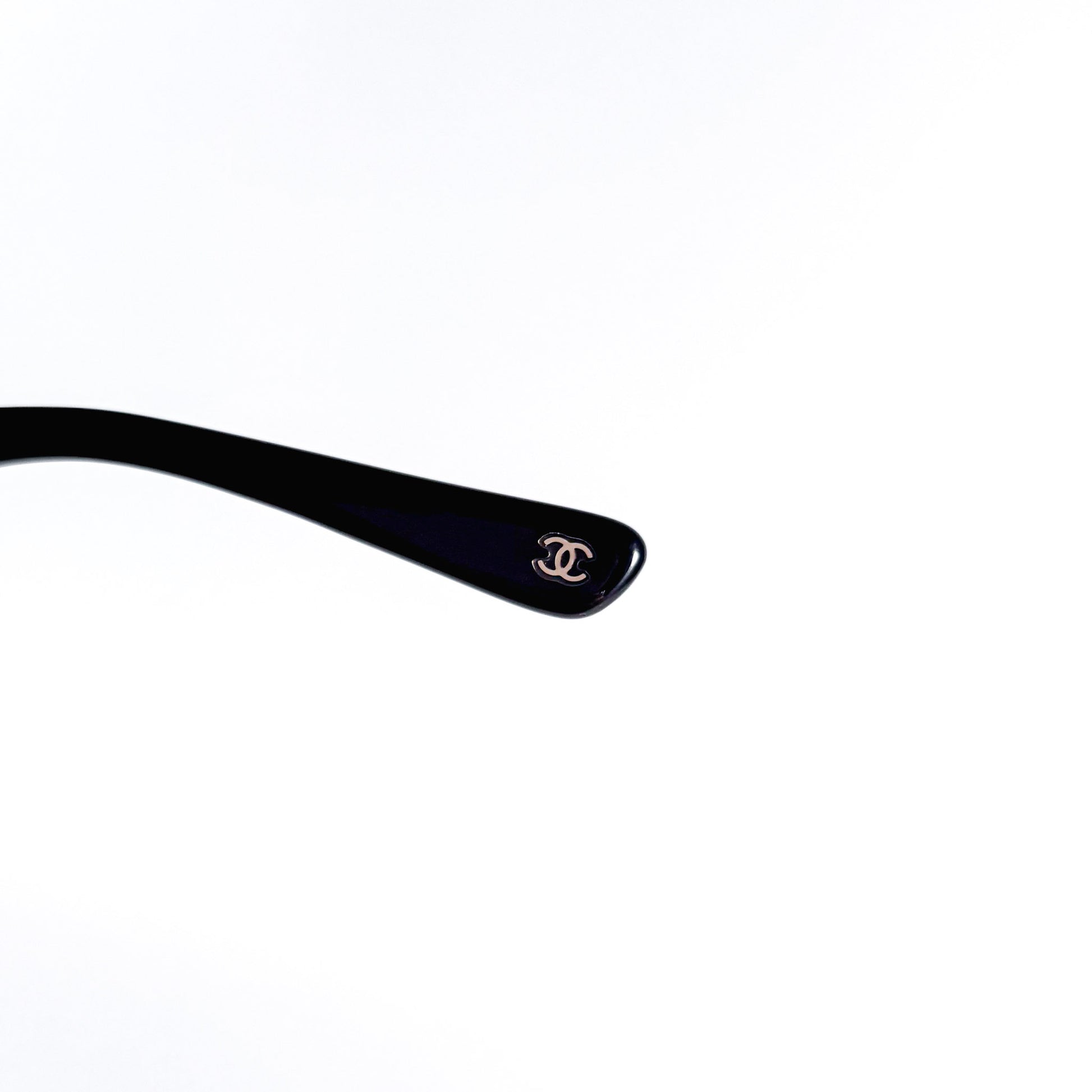 Embout de branche Chanel 3102, double C blanc discret signature Chanel sur acétate noir laqué