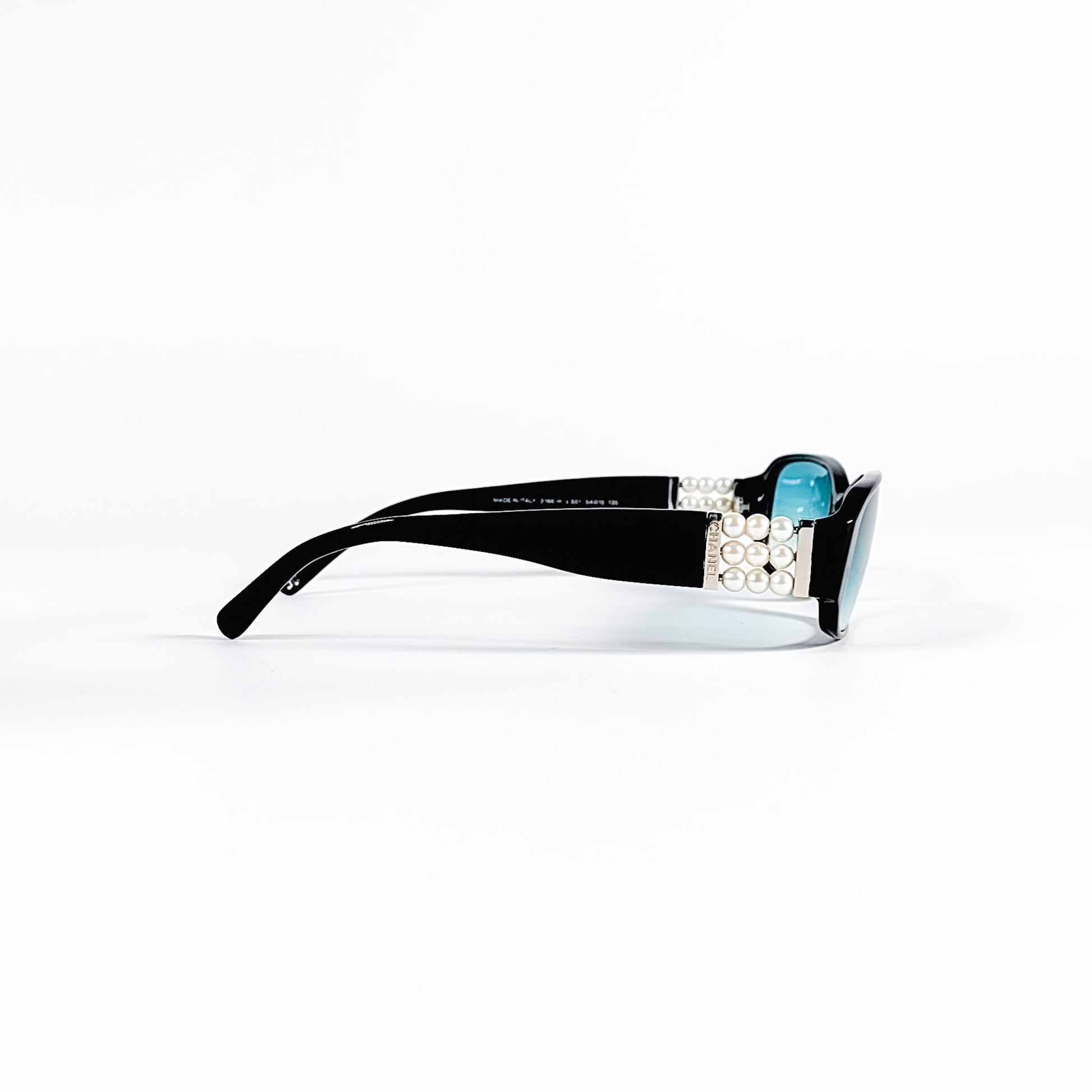 Chanel 3166-H Collection Perle, vue latérale complète, branche fine en acétate noir