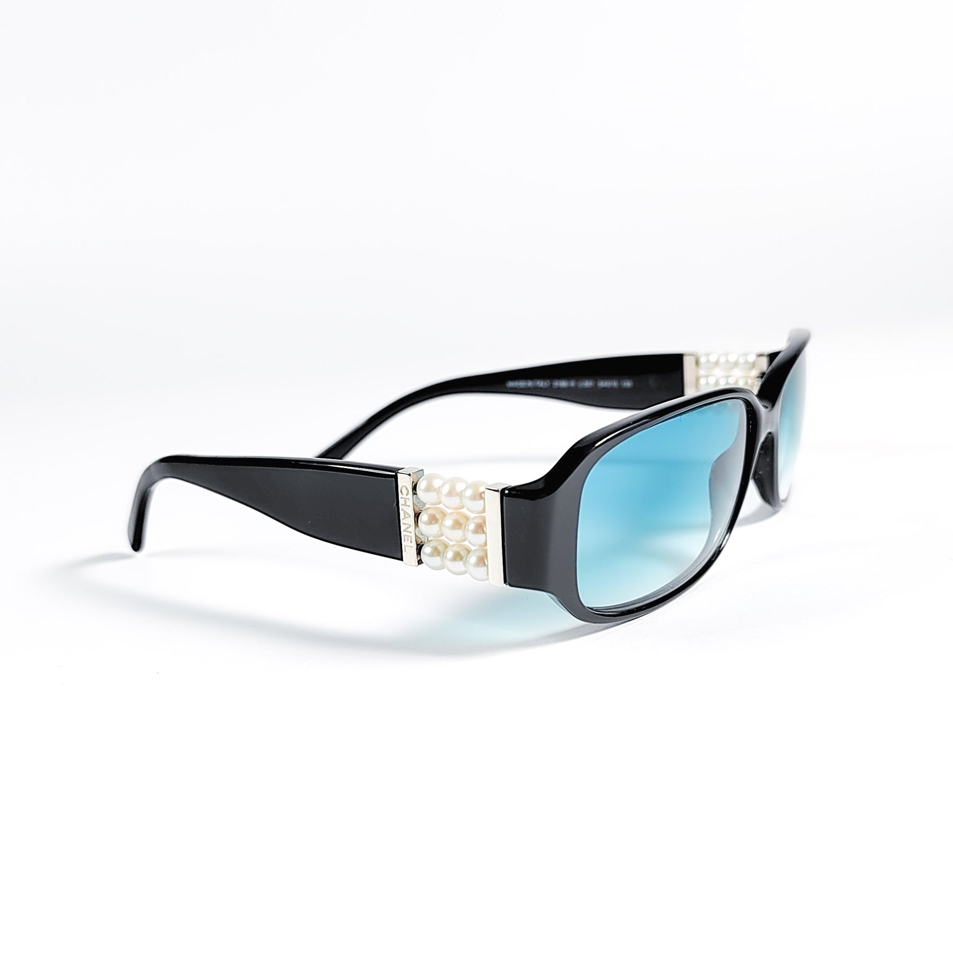 Chanel 3166-H Collection Perle, vue trois-quarts, perles nacrées trois rangs serties argent sur la branche