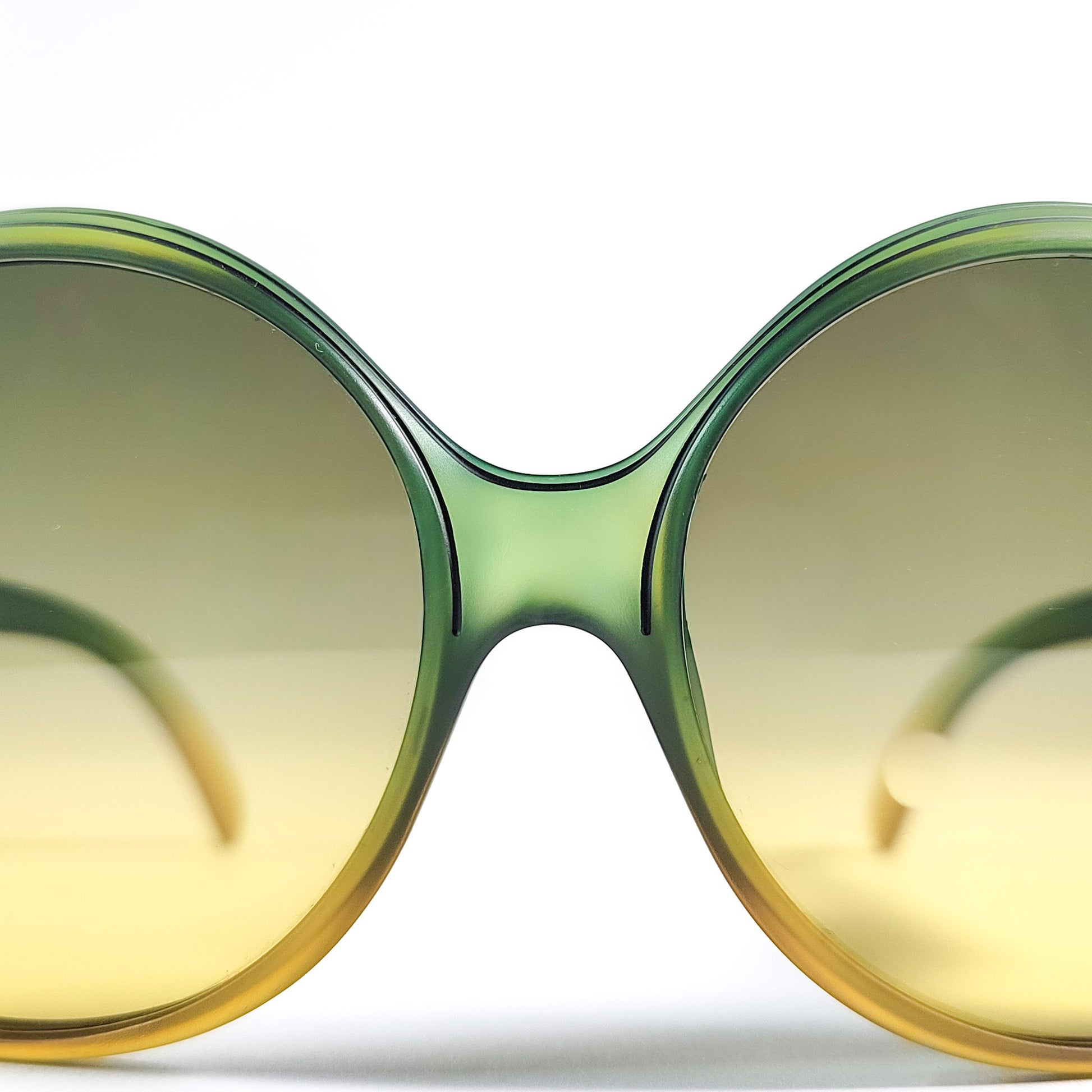 Détail branche Dior CD doré acétate années 70 transclucide vert jaune